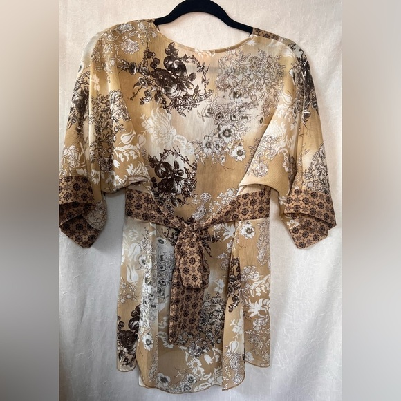 Kimono style top, ties in back - Picture 2 of 6